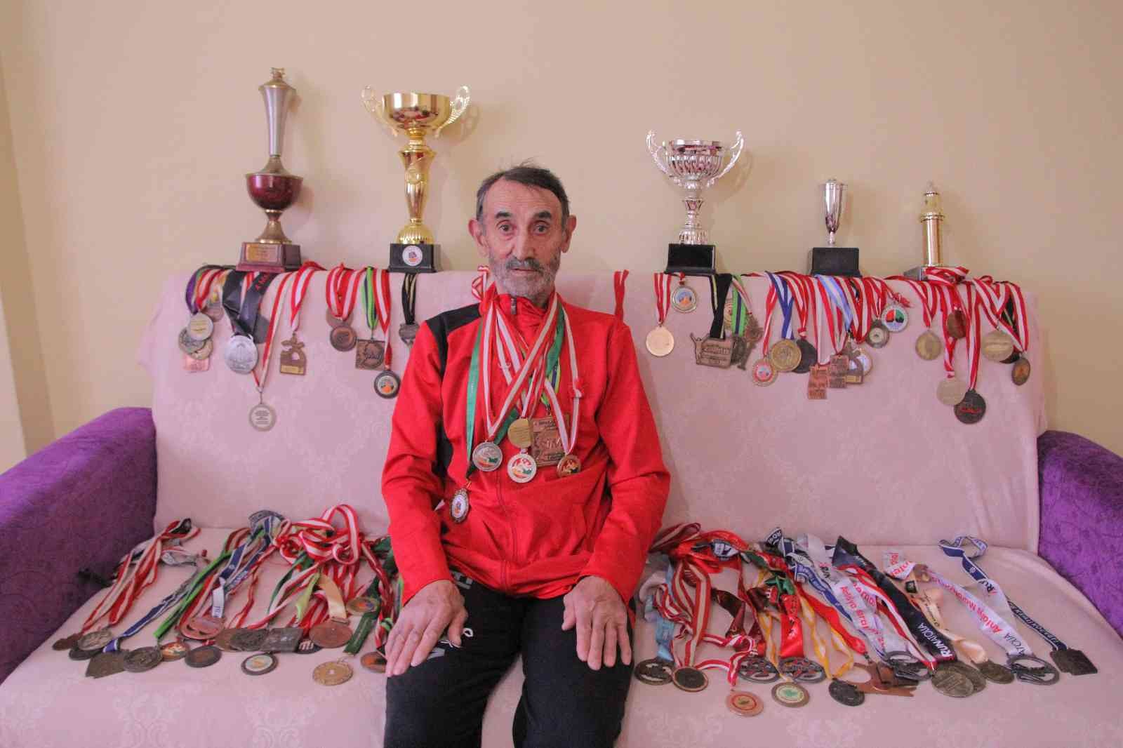 77 yaşındaki Murat Altun’un spor azmi, bir oda dolusu madalyası var Kocaeli’nin Darıca ilçesinde yaşayan 77 yaşındaki Murat Altun, spor azmiyle günde 15 kilometre koşarak gençlere taş çıkartıyor. Kocaeli’nin ...