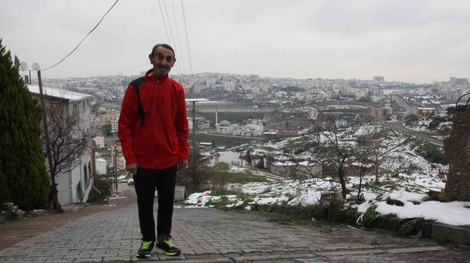 77 yaşındaki Murat Altun’un spor azmi, bir oda dolusu madalyası var Kocaeli’nin Darıca ilçesinde yaşayan 77 yaşındaki Murat Altun, spor azmiyle günde 15 kilometre koşarak gençlere taş çıkartıyor. Kocaeli’nin ...