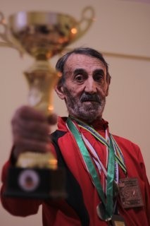 77 yaşındaki Murat Altun’un spor azmi, bir oda dolusu madalyası var Kocaeli’nin Darıca ilçesinde yaşayan 77 yaşındaki Murat Altun, spor azmiyle günde 15 kilometre koşarak gençlere taş çıkartıyor. Kocaeli’nin ...