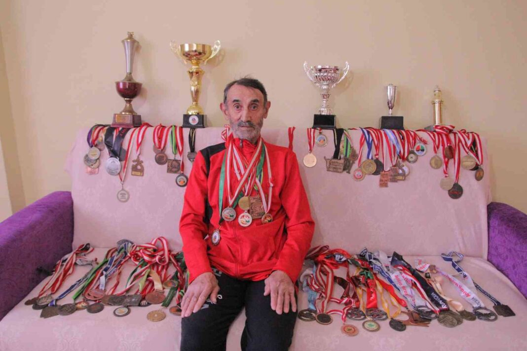 77-yasindaki-murat-altunun-spor-azmi-bir-oda-dolusu-madalyasi-var-nqxALcWV.jpg