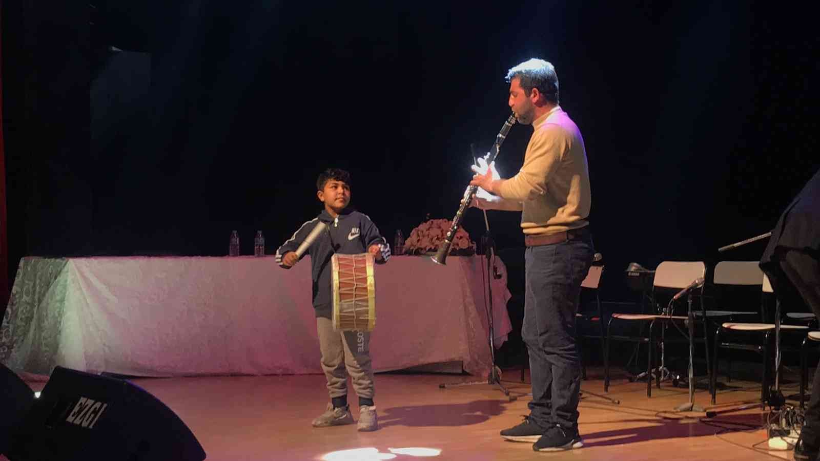 8 Nisan Dünya Romanlar Günü Kırklareli’nde kutlandı 8 Nisan Dünya Romanlar Günü çerçevesinde ses ve ritim yarışmaları düzenlendi. 8 Nisan Dünya Romanlar Günü çerçevesinde Kırklareli Valiliği, İl ...