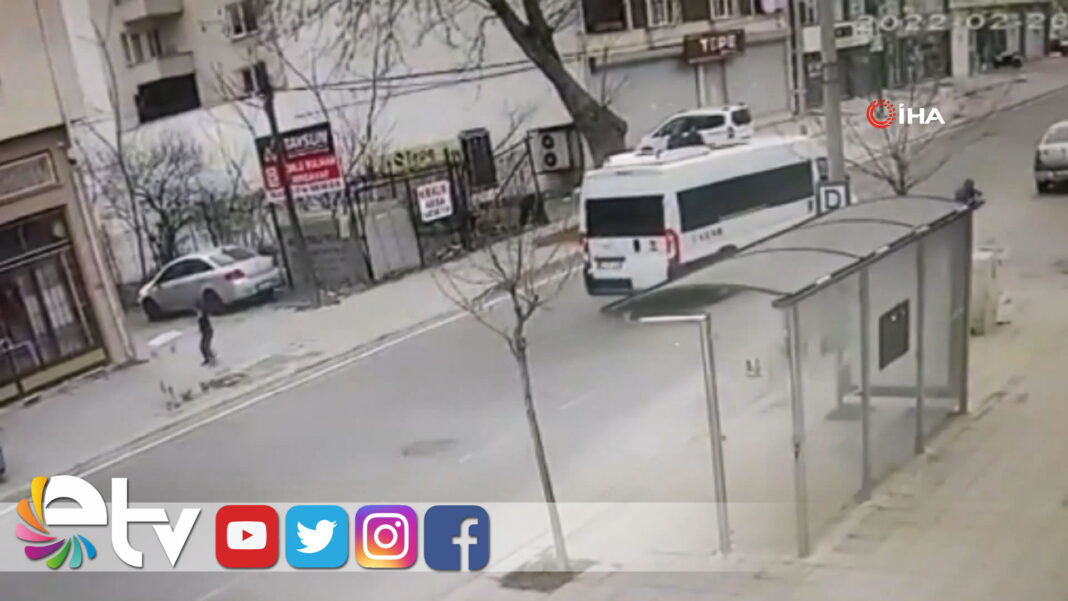 KÖPEKLERDEN KAÇAN ÇOCUĞA MİNİBÜS ÇARPTI