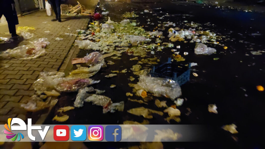 TONLARCA ÇÖPÜN ÇİLESİNİ TEMİZLİKÇİLER ÇEKİYOR