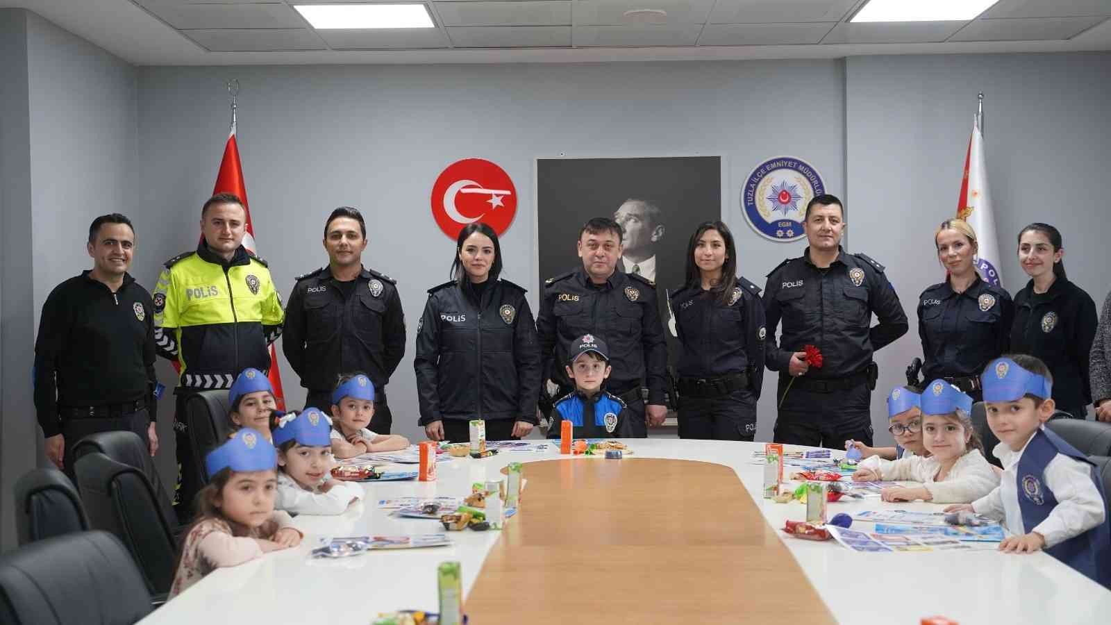 Tuzla Belediyesi Anne Çocuk Eğitim Merkezi’ne giden ve yaşları 3 ile 6 arasında değişen 10 çocuk, Türk Polis Teşkilatı’nın 177’nci kuruluş yıl ...