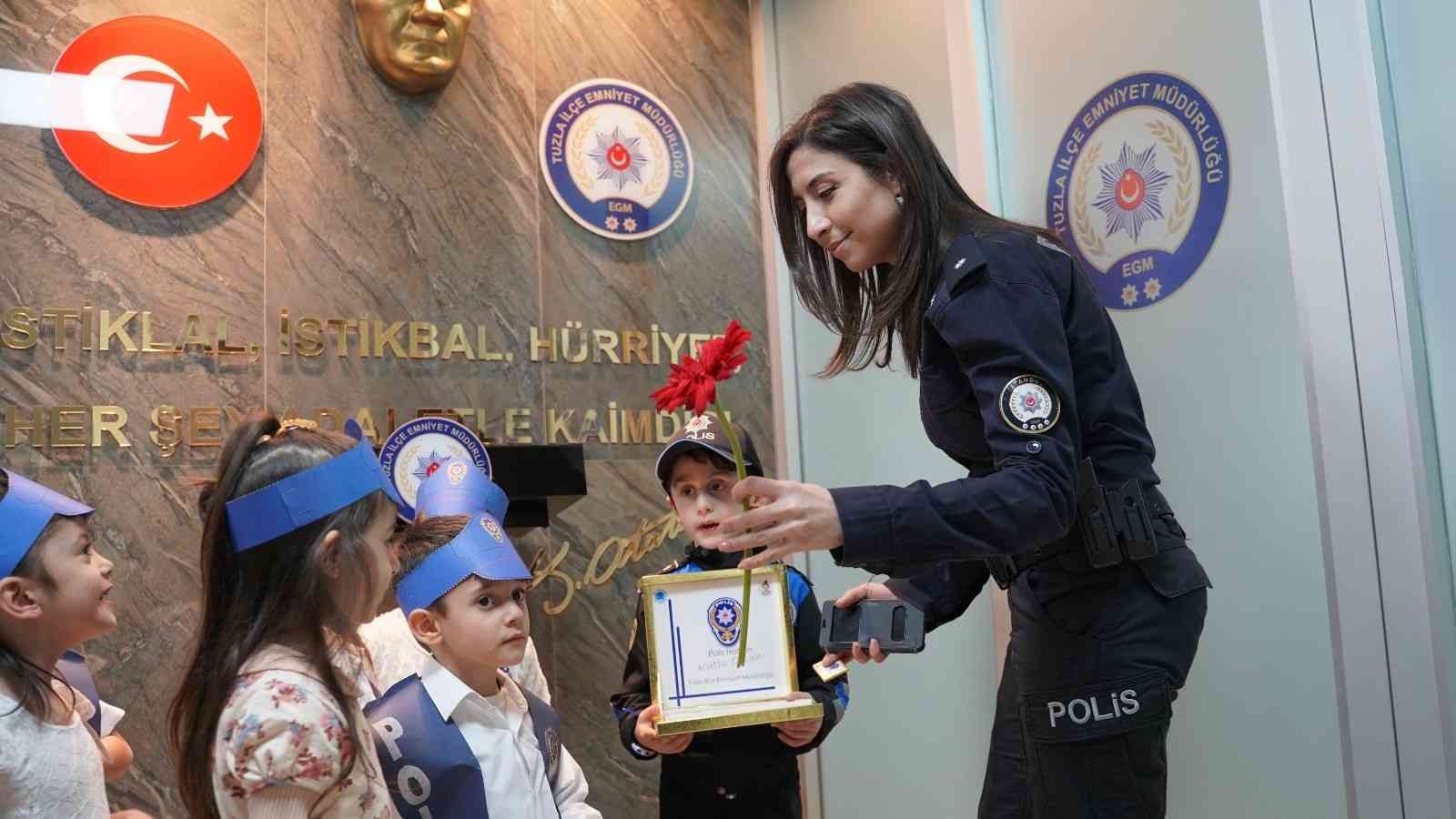 Tuzla Belediyesi Anne Çocuk Eğitim Merkezi’ne giden ve yaşları 3 ile 6 arasında değişen 10 çocuk, Türk Polis Teşkilatı’nın 177’nci kuruluş yıl ...