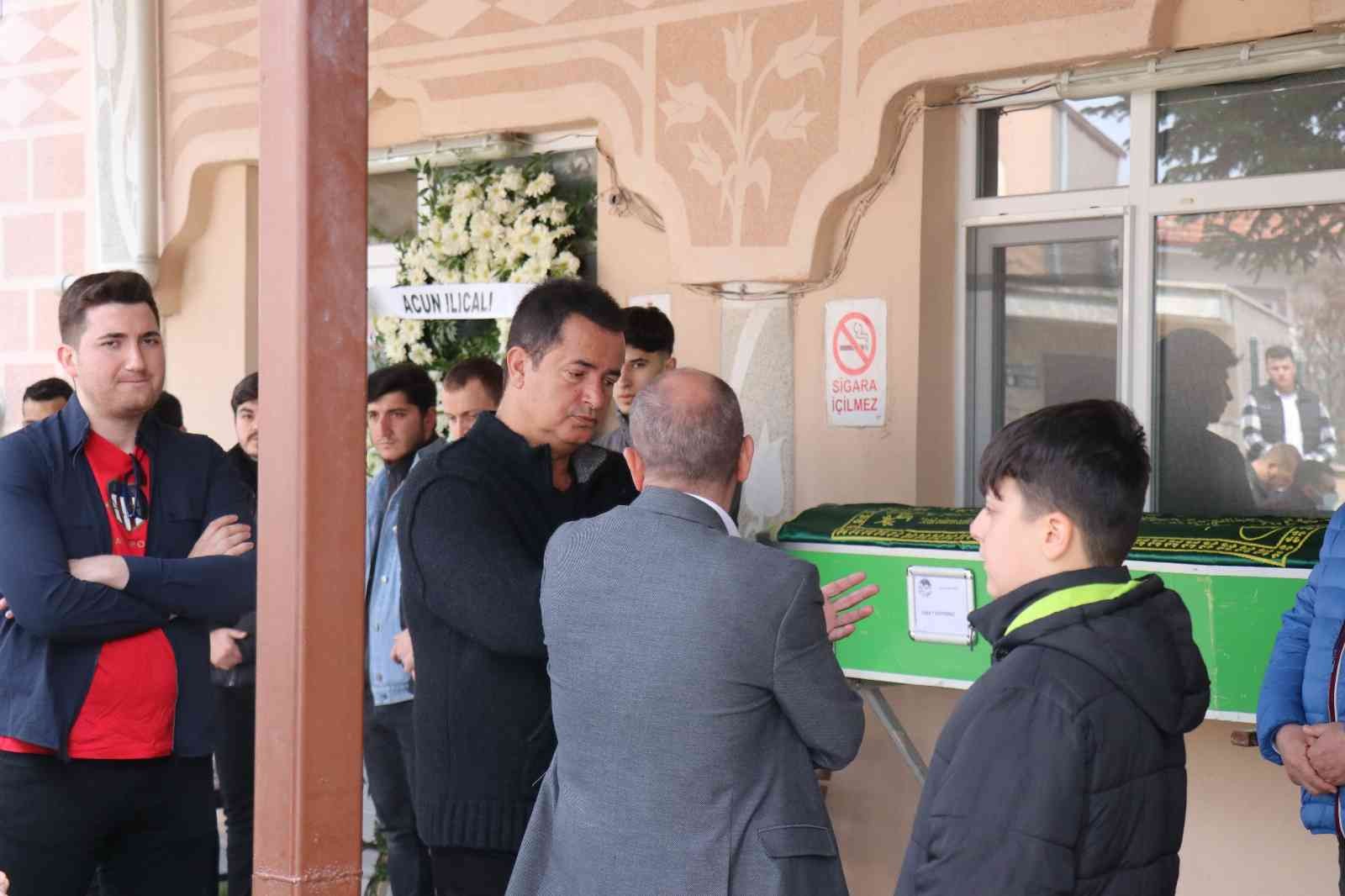 Acun Ilıcalı’nın acı kaybı Acun Ilıcalı’nın sahibi olduğu televizyon kanalında yayınlanan bir programda güvenlik görevlisi olarak çalışan ve geçirdiği kalp krizi ...