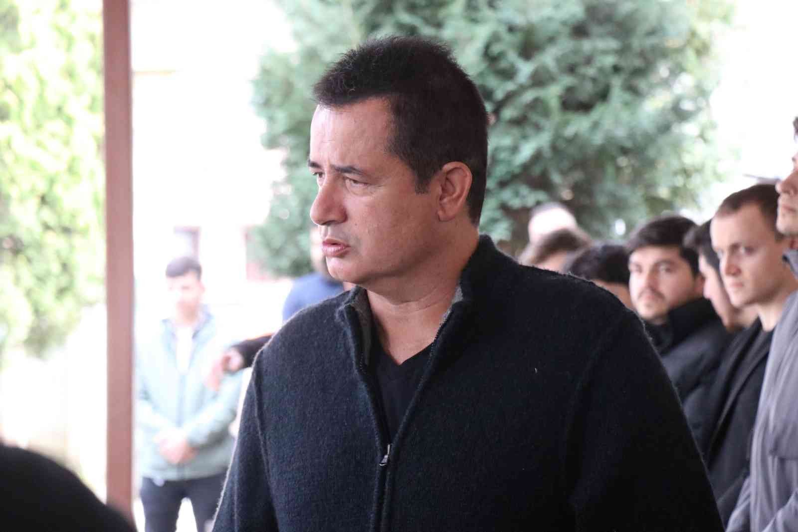 Acun Ilıcalı’nın acı kaybı Acun Ilıcalı’nın sahibi olduğu televizyon kanalında yayınlanan bir programda güvenlik görevlisi olarak çalışan ve geçirdiği kalp krizi ...