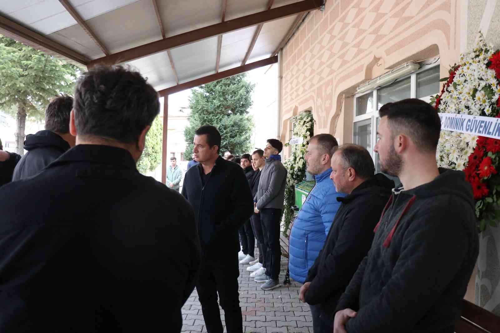 Acun Ilıcalı’nın acı kaybı Acun Ilıcalı’nın sahibi olduğu televizyon kanalında yayınlanan bir programda güvenlik görevlisi olarak çalışan ve geçirdiği kalp krizi ...