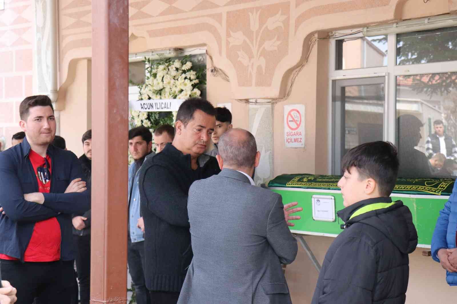 Acun Ilıcalı’nın acı kaybı Acun Ilıcalı’nın sahibi olduğu televizyon kanalında yayınlanan bir programda güvenlik görevlisi olarak çalışan ve geçirdiği kalp krizi ...