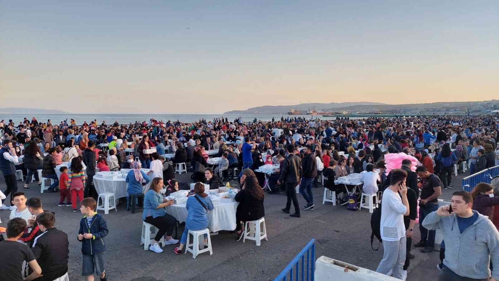 Adım atılacak yer kalmadı: Deniz manzaralı 10 bin kişilik iftar Tekirdağ’da Süleymanpaşa Belediyesi ve hayırsever bir iş insanının destekleriyle sahil dolgu alanda 10 bin kişilik iftar verildi. İftar ...