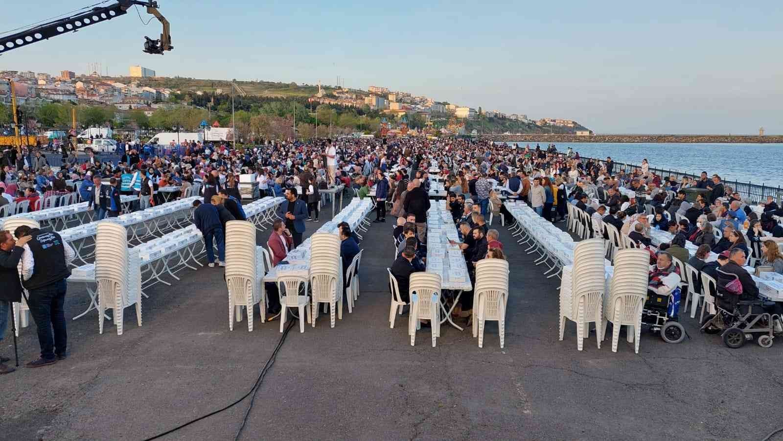 Adım atılacak yer kalmadı: Deniz manzaralı 10 bin kişilik iftar Tekirdağ’da Süleymanpaşa Belediyesi ve hayırsever bir iş insanının destekleriyle sahil dolgu alanda 10 bin kişilik iftar verildi. İftar ...