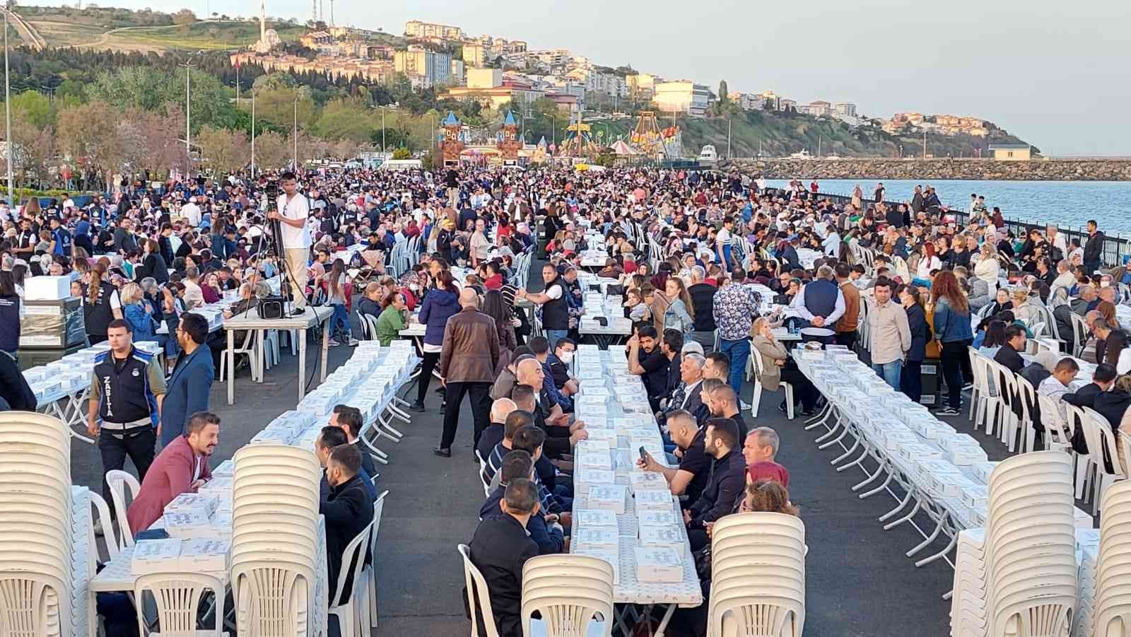 Adım atılacak yer kalmadı: Deniz manzaralı 10 bin kişilik iftar Tekirdağ’da Süleymanpaşa Belediyesi ve hayırsever bir iş insanının destekleriyle sahil dolgu alanda 10 bin kişilik iftar verildi. İftar ...