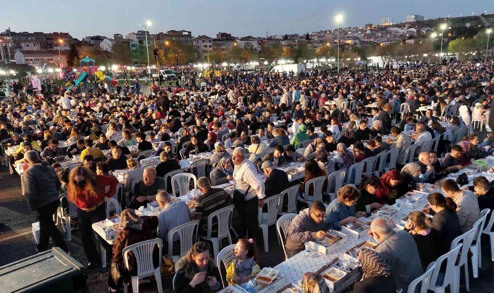 Adım atılacak yer kalmadı: Deniz manzaralı 10 bin kişilik iftar Tekirdağ’da Süleymanpaşa Belediyesi ve hayırsever bir iş insanının destekleriyle sahil dolgu alanda 10 bin kişilik iftar verildi. İftar ...