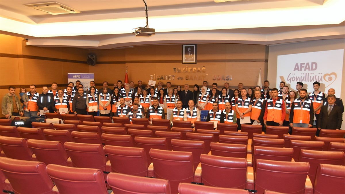 AFAD gönüllüleri sertifika ve kimliklerine kavuştu Tekirdağ Afet ve Acil Durum Müdürlüğü (AFAD) tarafından düzenlenen saha eğitimlerini tamamlayarak Destek AFAD gönüllüsü olmaya hak kazanan ...