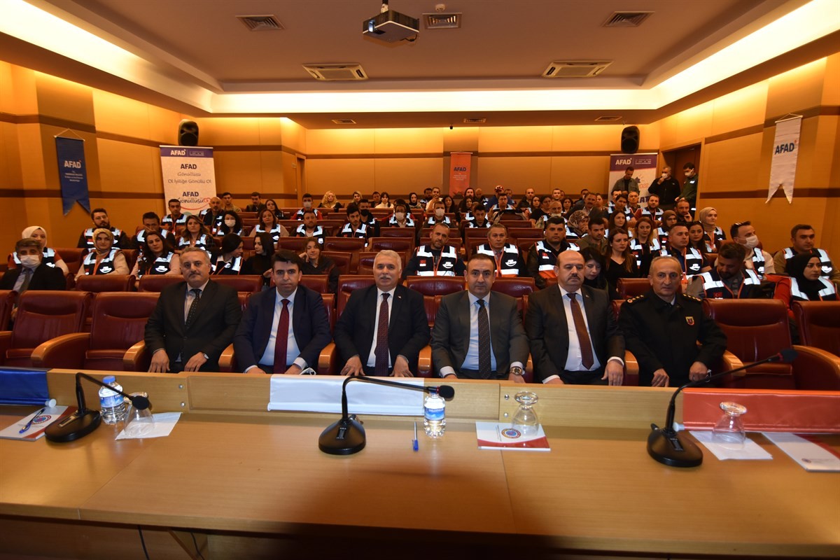 AFAD gönüllüleri sertifika ve kimliklerine kavuştu Tekirdağ Afet ve Acil Durum Müdürlüğü (AFAD) tarafından düzenlenen saha eğitimlerini tamamlayarak Destek AFAD gönüllüsü olmaya hak kazanan ...