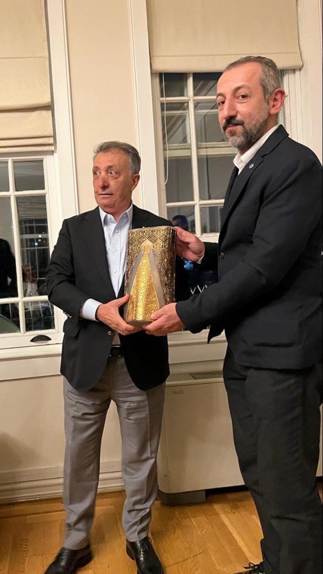 Ahmet Nur Çebi iftar yemeğine katıldı Beşiktaş Başkanı Ahmet Nur Çebi, dün akşam İstanbul Ticaret Odası Beşiktaşlılar Grubu’nun iftar yemeğine katıldı. Beşiktaş Başkanı Ahmet Nur Çebi ...