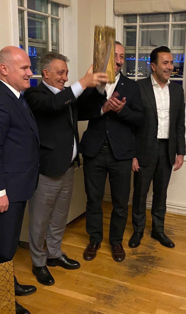 Ahmet Nur Çebi iftar yemeğine katıldı Beşiktaş Başkanı Ahmet Nur Çebi, dün akşam İstanbul Ticaret Odası Beşiktaşlılar Grubu’nun iftar yemeğine katıldı. Beşiktaş Başkanı Ahmet Nur Çebi ...