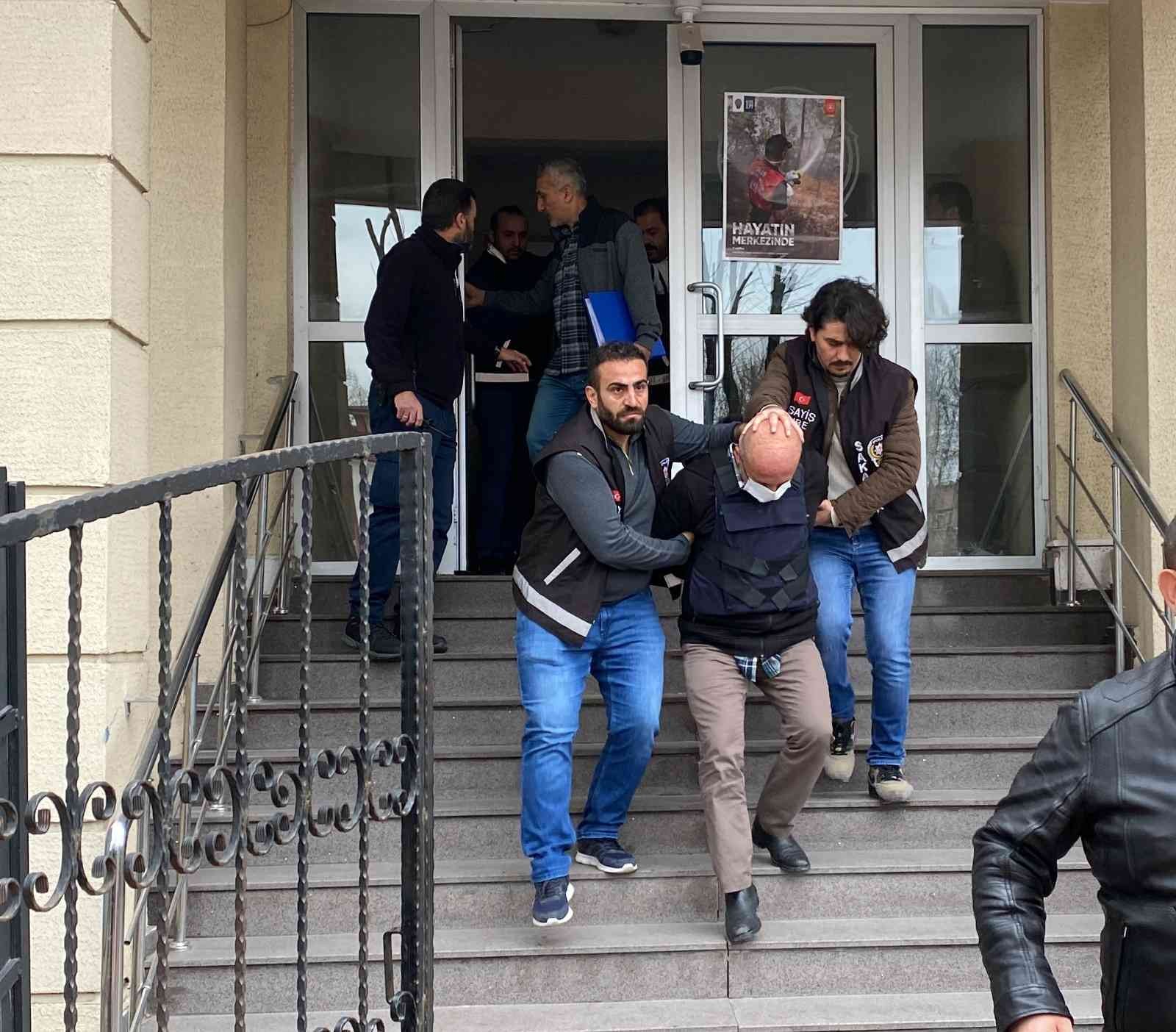 Aile katliamı yapmıştı, saklanmaya çalıştığı şahısla adliyeye sevk edildi Sakarya’nın Serdivan ilçesinde tapu meselesi yüzünden kardeşi, yengesi ve yeğenini öldüren cinayet şüphelisi ve onu saklamaya çalışan şahıs ...