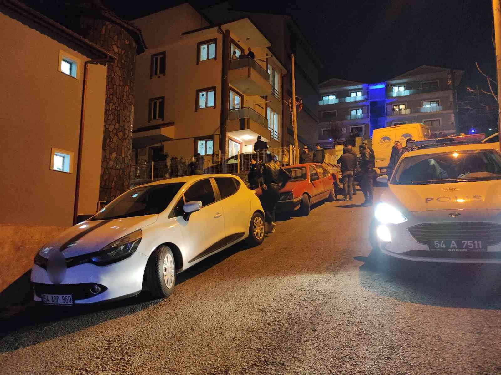 Aile katliamı yapmıştı, saklanmaya çalıştığı şahısla adliyeye sevk edildi Sakarya’nın Serdivan ilçesinde tapu meselesi yüzünden kardeşi, yengesi ve yeğenini öldüren cinayet şüphelisi ve onu saklamaya çalışan şahıs ...