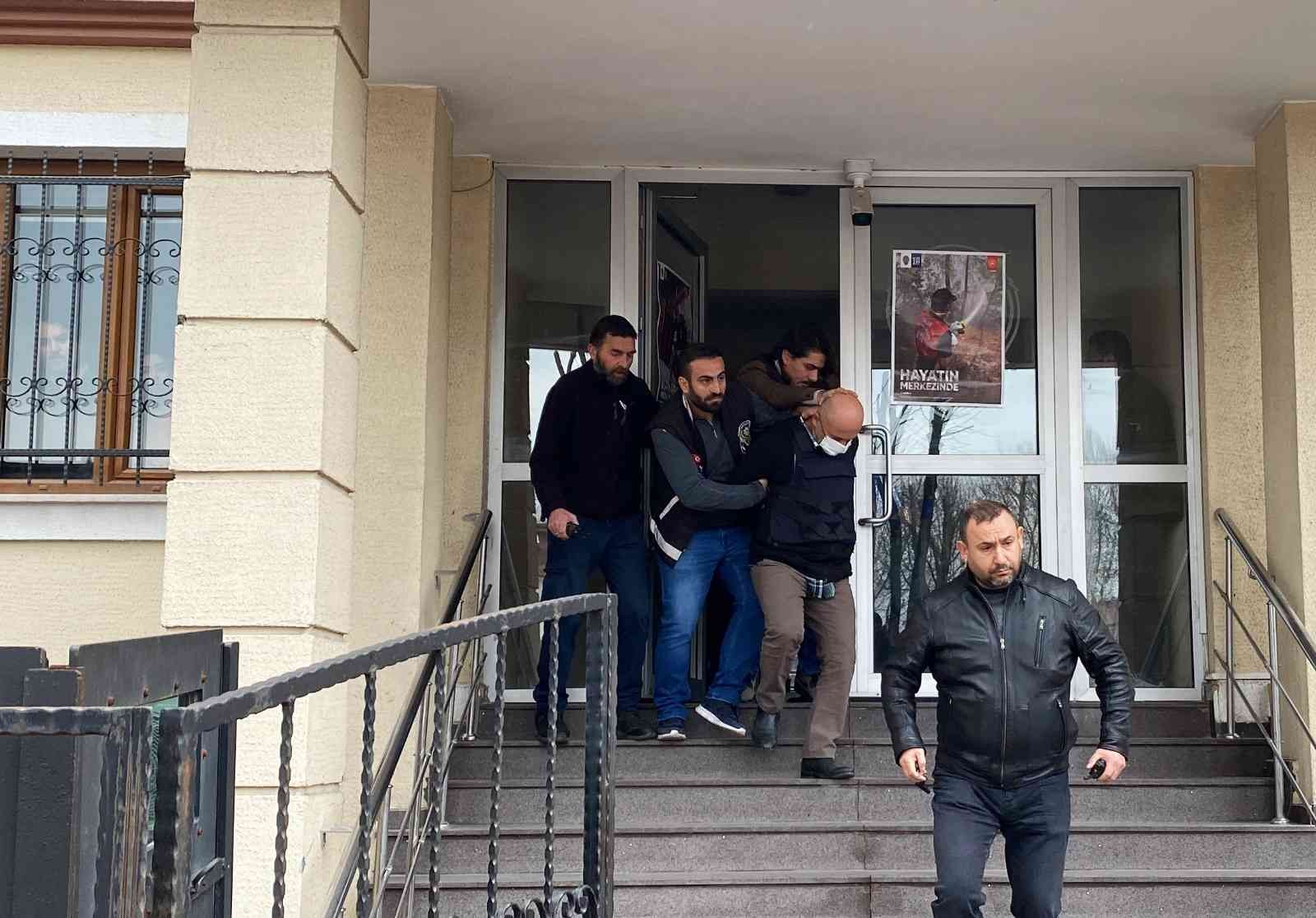 Aile katliamı yapmıştı, saklanmaya çalıştığı şahısla adliyeye sevk edildi Sakarya’nın Serdivan ilçesinde tapu meselesi yüzünden kardeşi, yengesi ve yeğenini öldüren cinayet şüphelisi ve onu saklamaya çalışan şahıs ...
