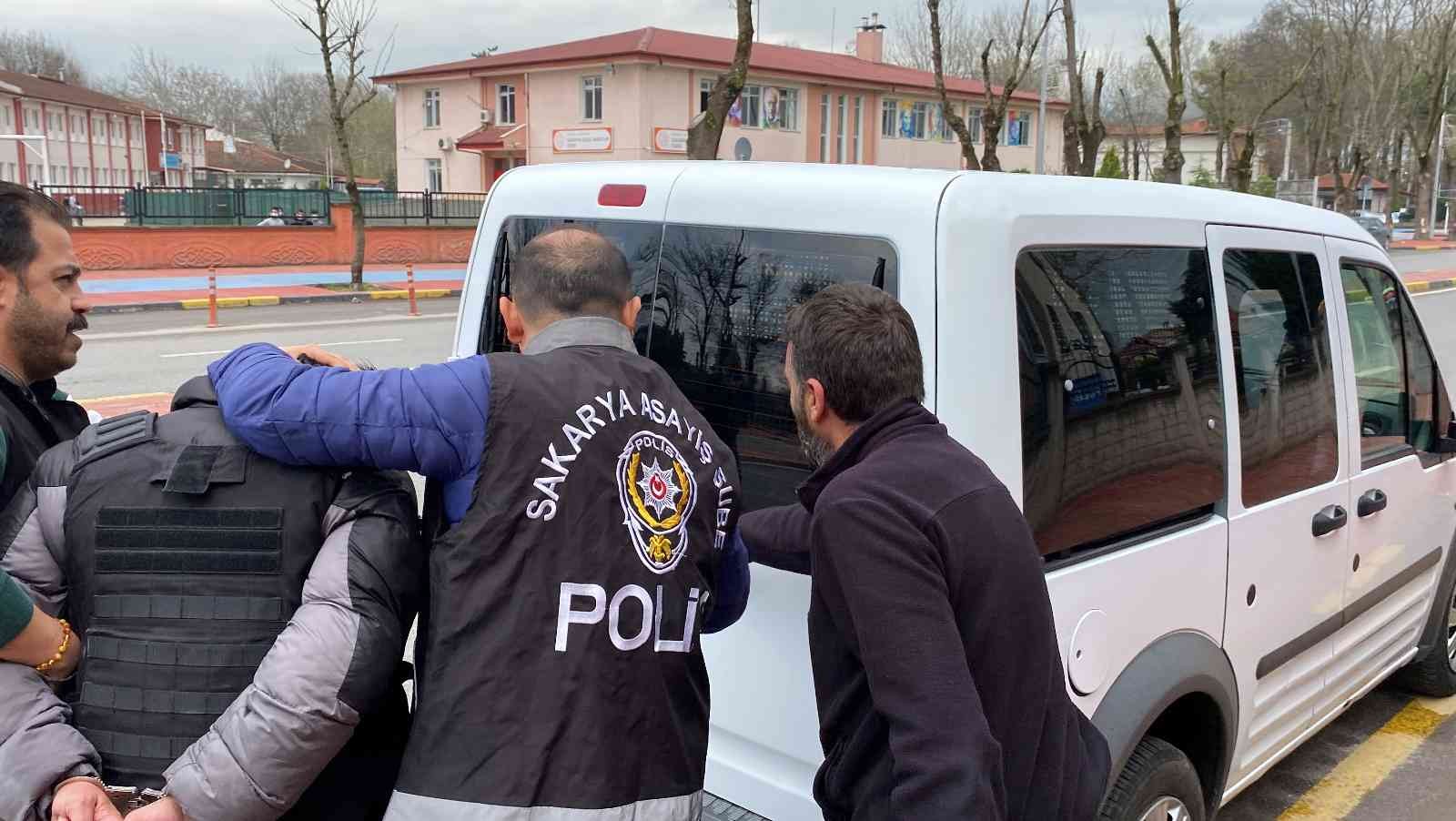 Aile katliamı yapmıştı, saklanmaya çalıştığı şahısla adliyeye sevk edildi Sakarya’nın Serdivan ilçesinde tapu meselesi yüzünden kardeşi, yengesi ve yeğenini öldüren cinayet şüphelisi ve onu saklamaya çalışan şahıs ...