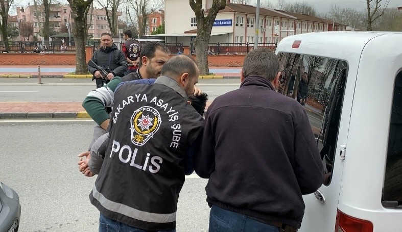 Aile katliamı yapmıştı, saklanmaya çalıştığı şahısla adliyeye sevk edildi Sakarya’nın Serdivan ilçesinde tapu meselesi yüzünden kardeşi, yengesi ve yeğenini öldüren cinayet şüphelisi ve onu saklamaya çalışan şahıs ...