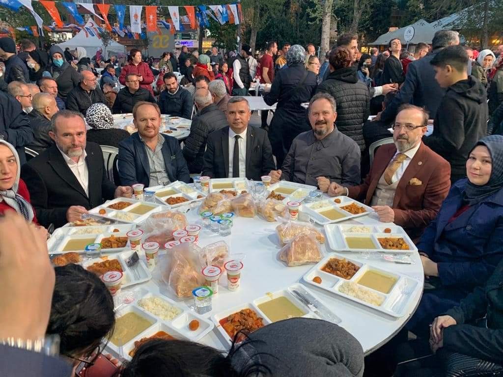 Tekirdağ’da AK Parti Çorlu İlçe Başkanlığı tarafından ilçe halkına 5 bin kişilik iftar yemeği verildi. Cumhuriyet Meydanında düzenlenen 5 bin ...