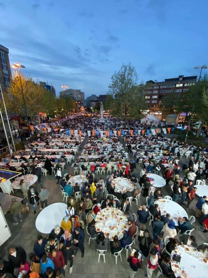 Tekirdağ’da AK Parti Çorlu İlçe Başkanlığı tarafından ilçe halkına 5 bin kişilik iftar yemeği verildi. Cumhuriyet Meydanında düzenlenen 5 bin ...