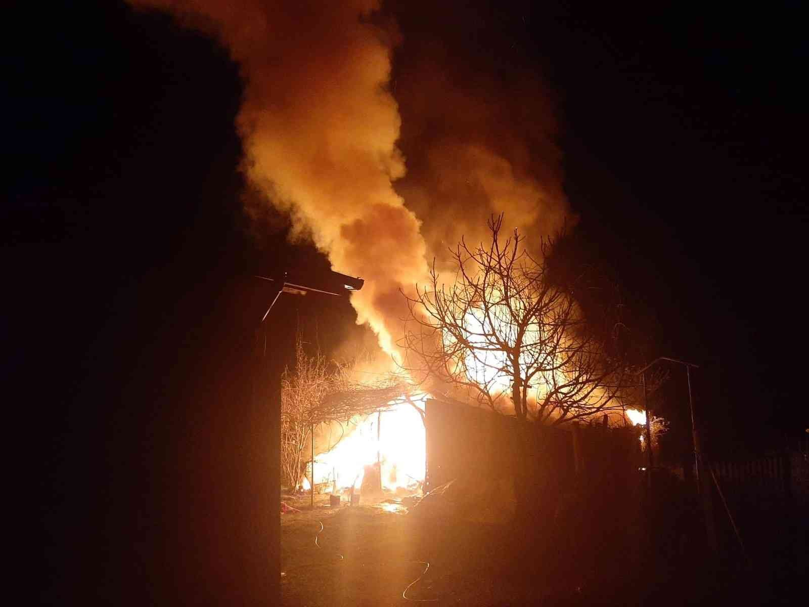 Alev alev yanan baraka itfaiye ve jandarma tarafından söndürüldü Sakarya’nın Kaynarca ilçesinde alev topuna dönen baraka, itfaiye ve jandarma ekiplerinin ortak çalışmasıyla söndürüldü. Birlik Mahallesi’nde ...