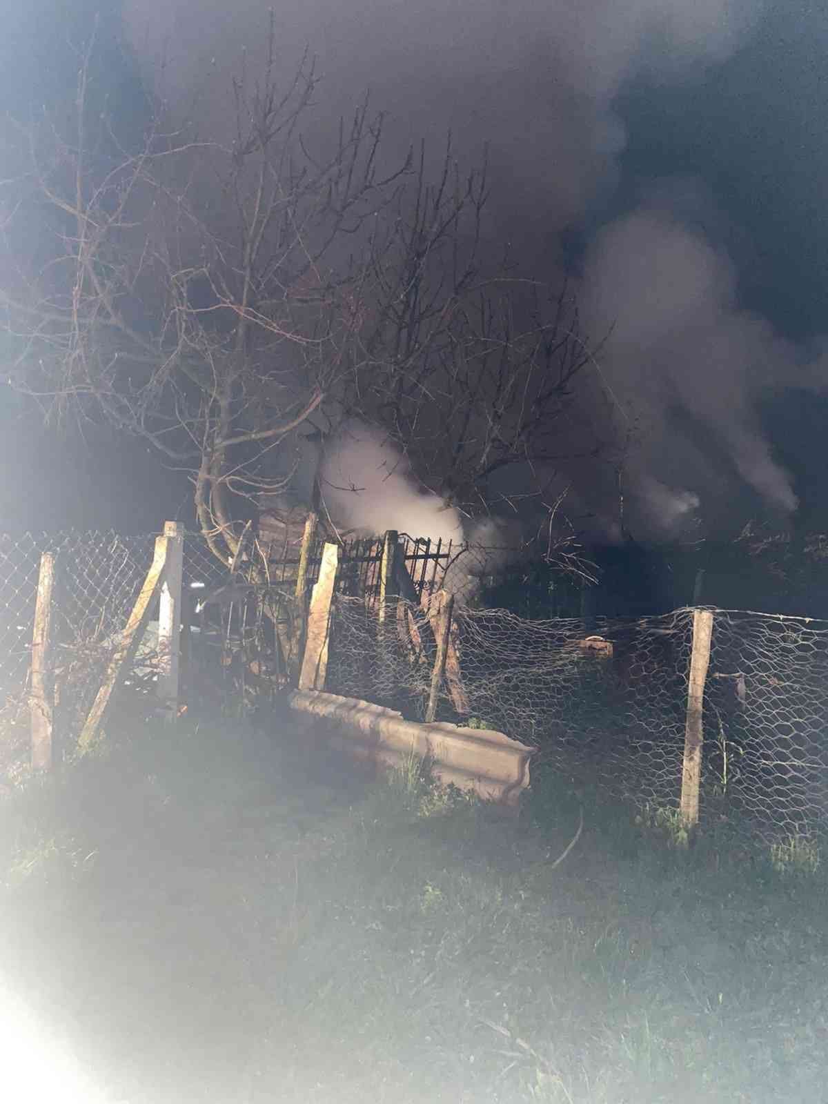 Alev alev yanan baraka itfaiye ve jandarma tarafından söndürüldü Sakarya’nın Kaynarca ilçesinde alev topuna dönen baraka, itfaiye ve jandarma ekiplerinin ortak çalışmasıyla söndürüldü. Birlik Mahallesi’nde ...