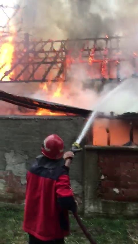 Alev alev yanan tek katlı ev kullanılamaz hale geldi Sakarya’nın Akyazı ilçesinde tek katlı ev alev alev yandı. İtfaiye ekiplerinin müdahalesiyle söndürülen yangında ev kullanılamaz hale geldi ...