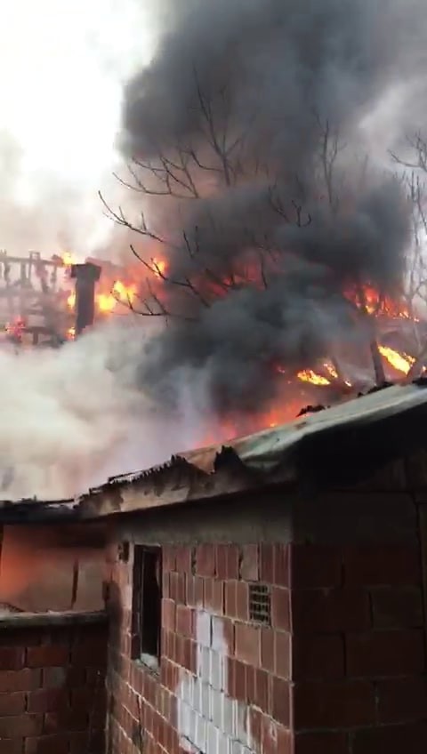 Alev alev yanan tek katlı ev kullanılamaz hale geldi Sakarya’nın Akyazı ilçesinde tek katlı ev alev alev yandı. İtfaiye ekiplerinin müdahalesiyle söndürülen yangında ev kullanılamaz hale geldi ...