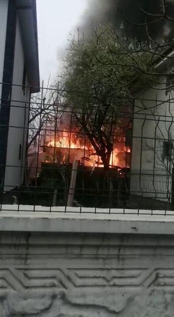 Alev alev yanan tek katlı ev kullanılamaz hale geldi Sakarya’nın Akyazı ilçesinde tek katlı ev alev alev yandı. İtfaiye ekiplerinin müdahalesiyle söndürülen yangında ev kullanılamaz hale geldi ...