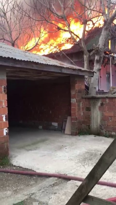 Alev alev yanan tek katlı ev kullanılamaz hale geldi Sakarya’nın Akyazı ilçesinde tek katlı ev alev alev yandı. İtfaiye ekiplerinin müdahalesiyle söndürülen yangında ev kullanılamaz hale geldi ...