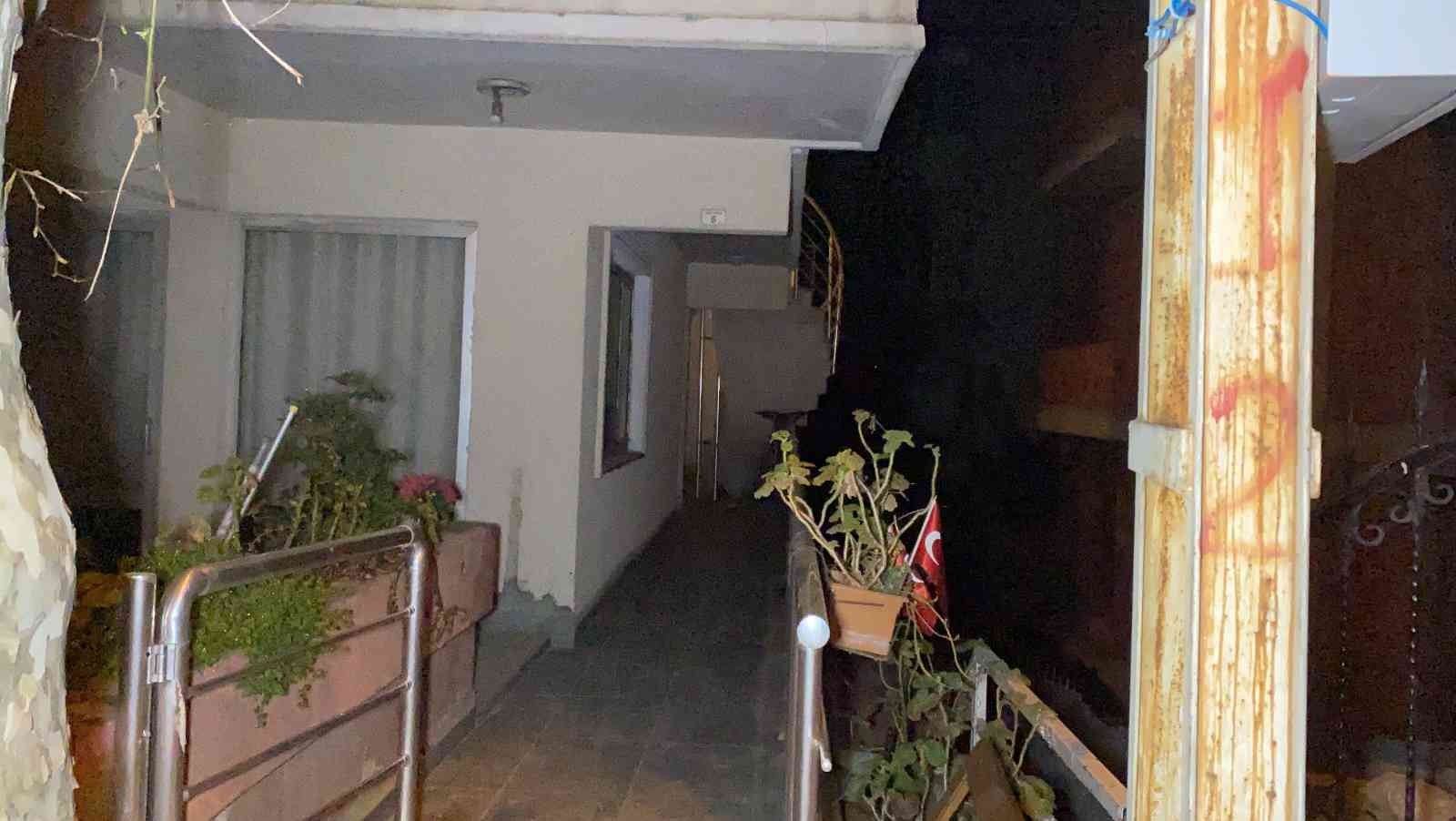 Alkollü şahıs tartıştığı eşini bıçaklayarak ağır yaraladı Kocaeli’nin Darıca ilçesinde alkollü bir şahıs, tartıştığı eşini göğsünden bıçaklayarak ağır yaraladı. Olay, Kocaeli’nin Darıca ilçesi Bayramoğlu ...