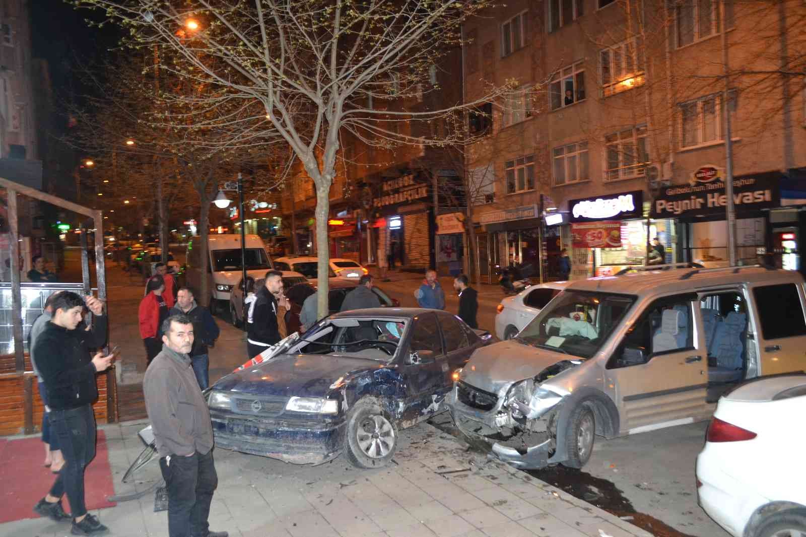 Alkollü sürücünün 4 aracı biçtiği anlar kamerada Tekirdağ’ın Çorlu ilçesinde alkollü sürücünün kullandığı aracın 4 araca çarptığı kaza kameraya yansıdı. Mahallelinin sokağa döküldüğü kazada ...