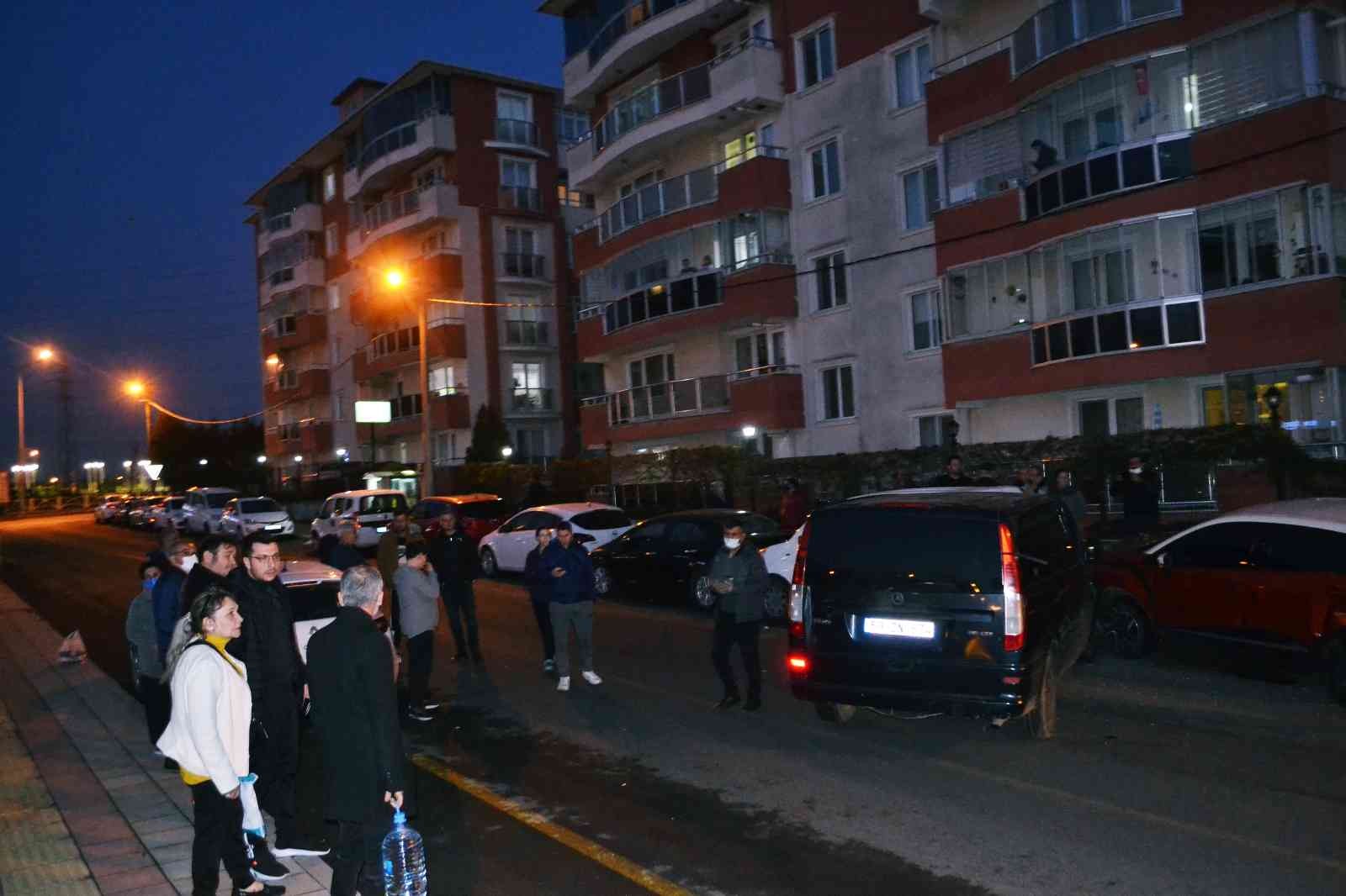 Alkollü sürücünün dehşet saçtığı anlar kamerada: 4 aracı biçti Tekirdağ Çorlu’da alkollü sürücünün park halindeki 4 araca hasar verdiği şoke eden kaza, bir sürücünün kamerasına yansıdı. Kaza sonrası mahalleli ...