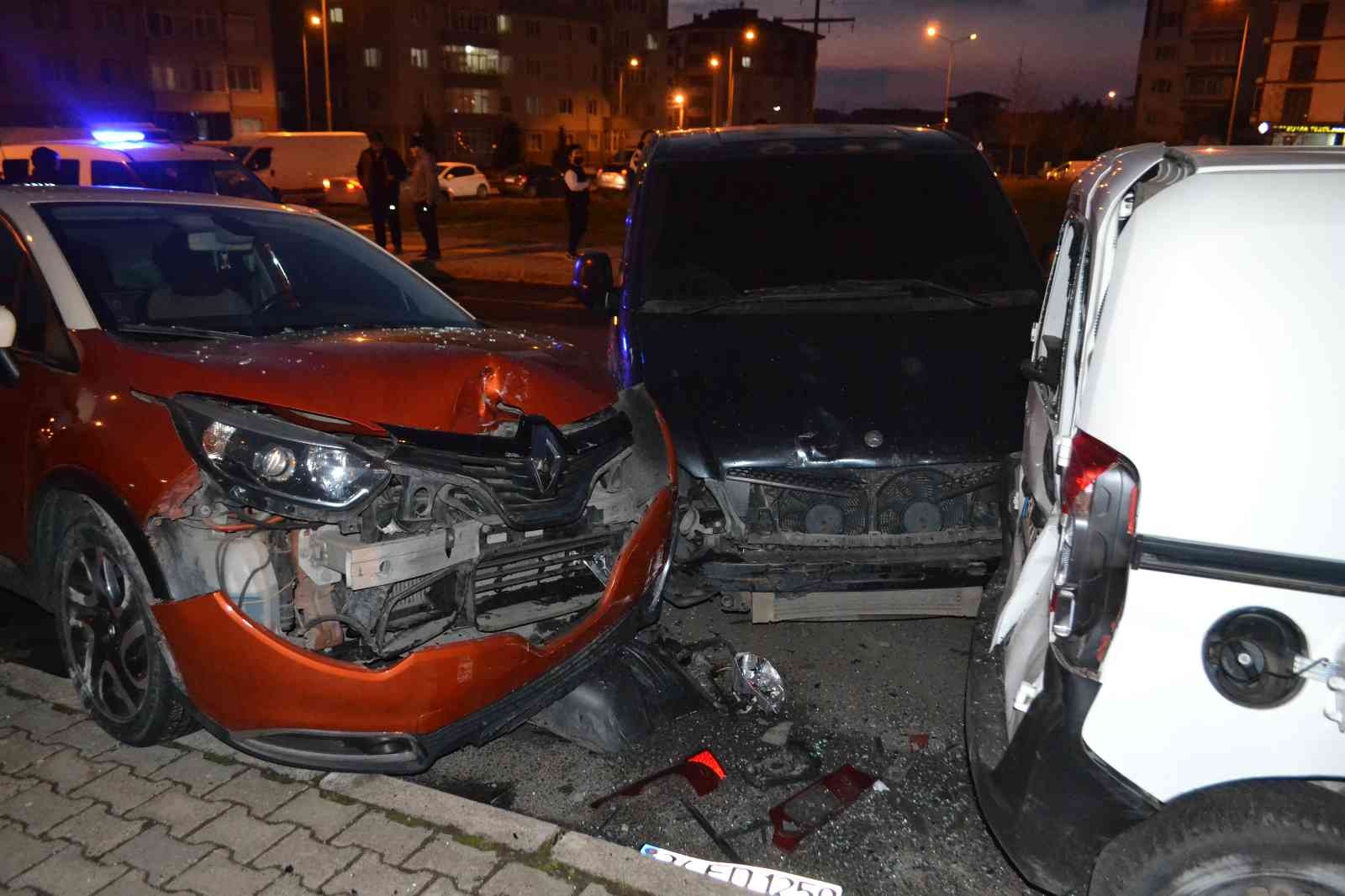 Tekirdağ Çorlu’da alkollü sürücünün park halindeki 4 araca hasar verdiği şoke eden kaza, bir sürücünün kamerasına yansıdı. Kaza sonrası mahalleli ...
