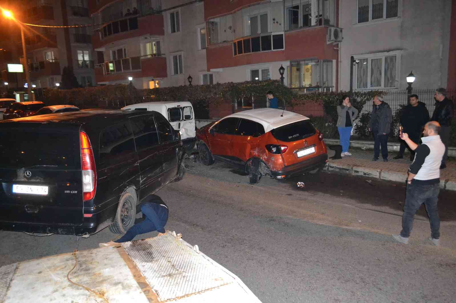 Alkollü sürücünün dehşet saçtığı anlar kamerada: 4 aracı biçti Tekirdağ Çorlu’da alkollü sürücünün park halindeki 4 araca hasar verdiği şoke eden kaza, bir sürücünün kamerasına yansıdı. Kaza sonrası mahalleli ...