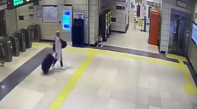 Annesinin Nisa Mihriban bebeği sokağa bıraktığı anlar kamerada Pendik’te terk edilmiş bir bebek vakasında giden Acil Tıp Teknisyeni Büşra Durmaz’ın 3 aylık bebeğe sütannelik yapması Türkiye’nin gündemine ...