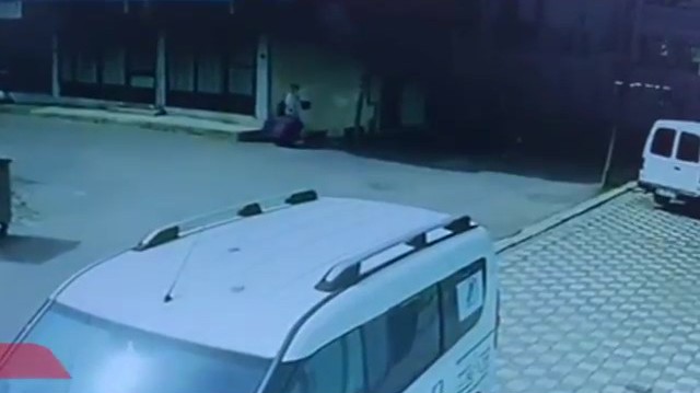 Annesinin Nisa Mihriban bebeği sokağa bıraktığı anlar kamerada Pendik’te terk edilmiş bir bebek vakasında giden Acil Tıp Teknisyeni Büşra Durmaz’ın 3 aylık bebeğe sütannelik yapması Türkiye’nin gündemine ...