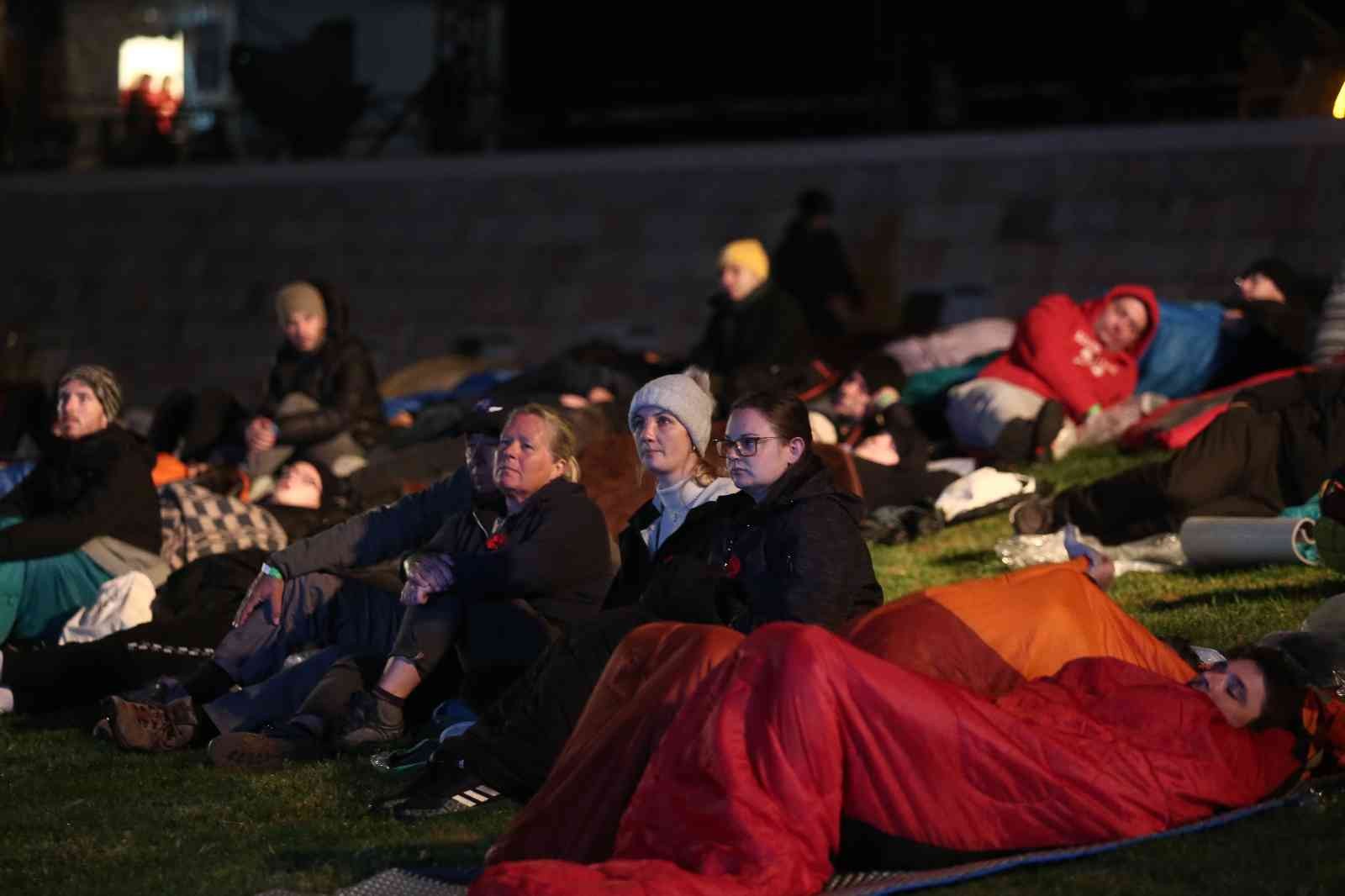 Anzaklar uyku tulumlarının içerisinde ayini bekliyor Çanakkale’de, Anzak Çıkarması’nın 107’nci yıl dönümünde Anzak torunları, geceden geldikleri koyda sabaha kadar uyku tulumlarında ayini bekledi ...