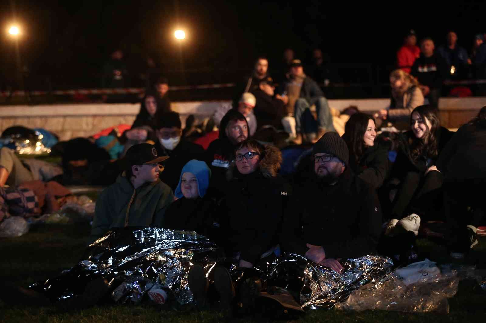 Anzaklar uyku tulumlarının içerisinde ayini bekliyor Çanakkale’de, Anzak Çıkarması’nın 107’nci yıl dönümünde Anzak torunları, geceden geldikleri koyda sabaha kadar uyku tulumlarında ayini bekledi ...