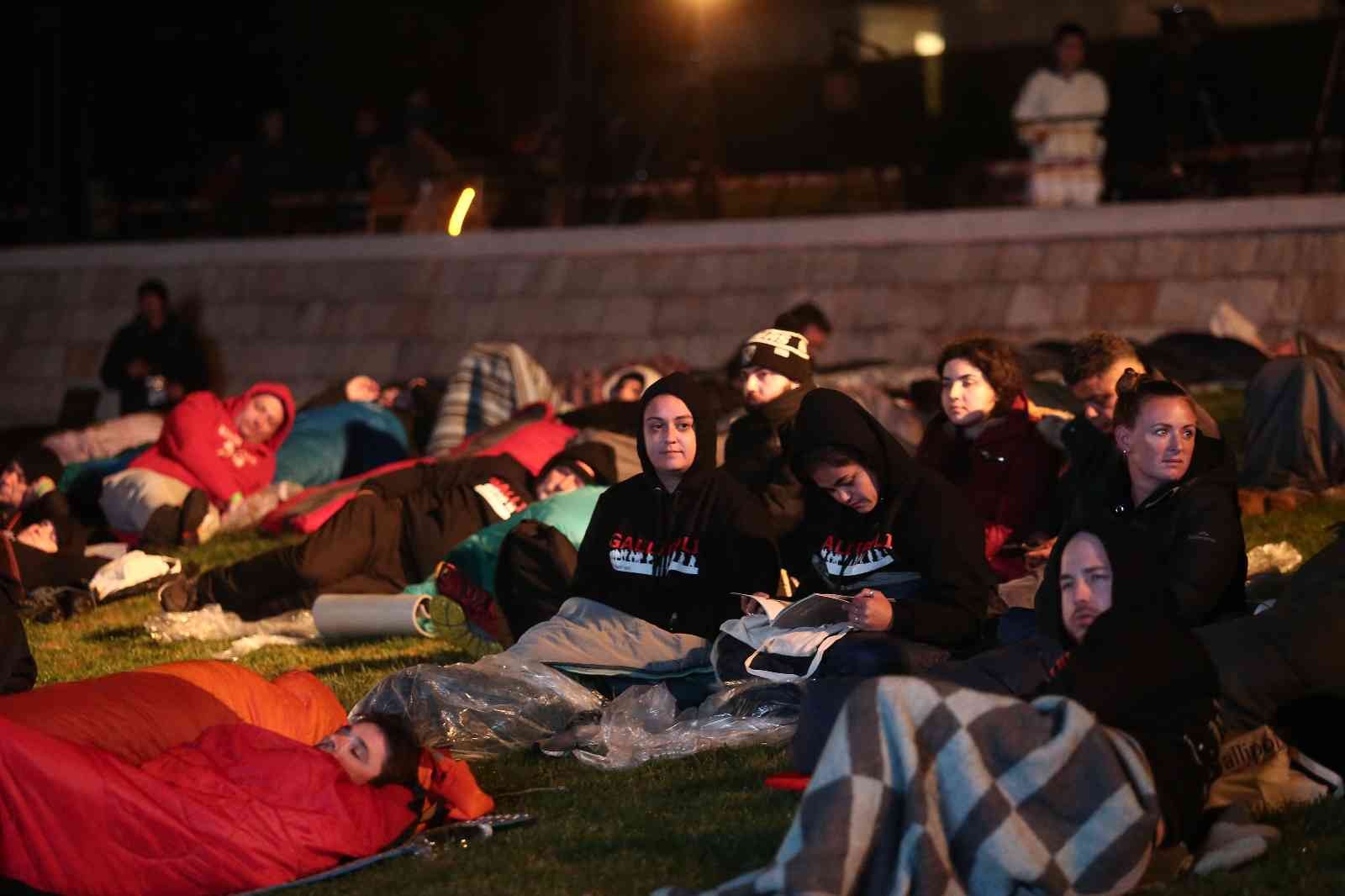 Anzaklar uyku tulumlarının içerisinde ayini bekliyor Çanakkale’de, Anzak Çıkarması’nın 107’nci yıl dönümünde Anzak torunları, geceden geldikleri koyda sabaha kadar uyku tulumlarında ayini bekledi ...