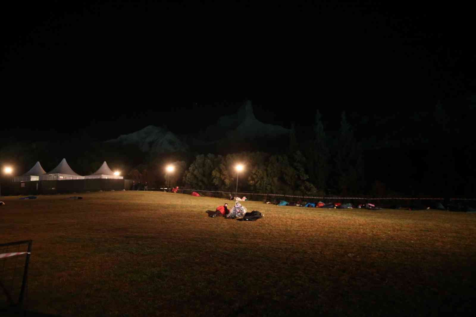 Anzaklar uyku tulumlarının içerisinde ayini bekliyor Çanakkale’de, Anzak Çıkarması’nın 107’nci yıl dönümünde Anzak torunları, geceden geldikleri koyda sabaha kadar uyku tulumlarında ayini bekledi ...