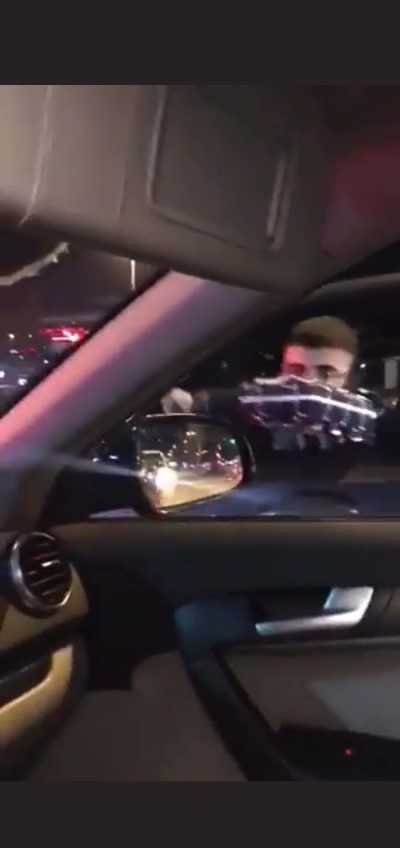 Arabada bebeği olan kadın sürücünün aracına saldırıp aynasını kıran maganda kamerada Maltepe’de içerisinde bebeğin bulunduğu aracın aynasını kıran şahıs trafikte terör estirdi. Edinilen bilgiye göre, Olay dün akşam 22.10 ...