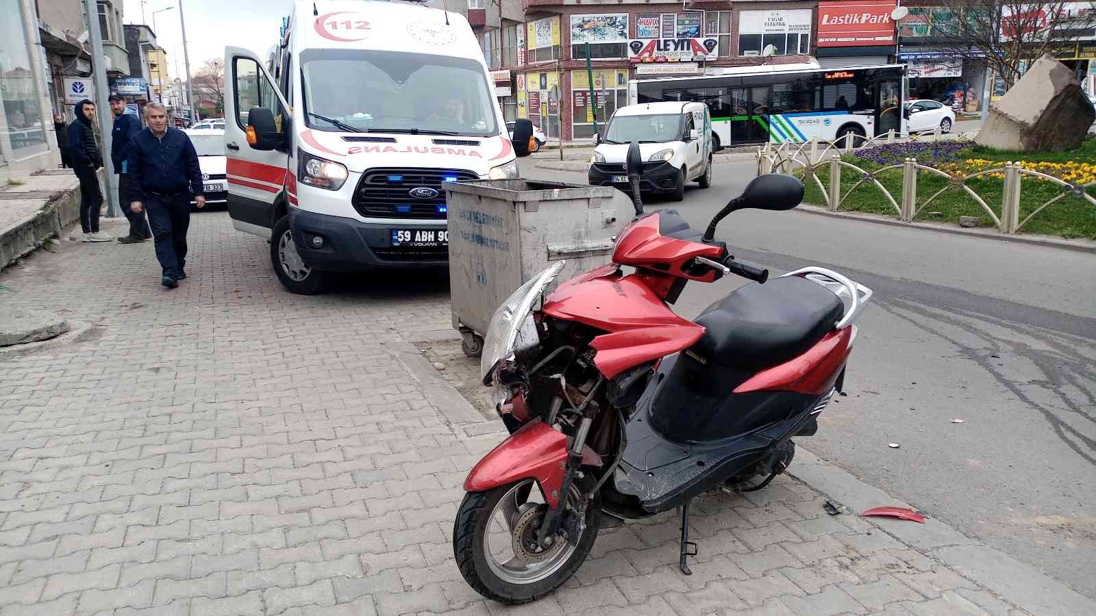 Tekirdağ Çorlu’da taksici, arabasına arkadan çarpan motosiklet sürücüsü yaralının arkadaşı olduğunu görünce şoke oldu. Olay, Şeyh Sinan Mahallesi ...