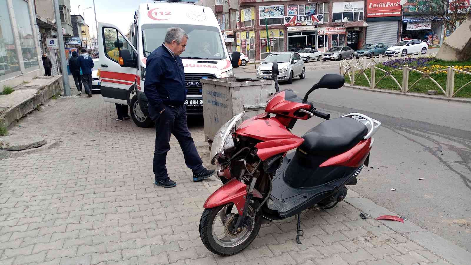 Tekirdağ Çorlu’da taksici, arabasına arkadan çarpan motosiklet sürücüsü yaralının arkadaşı olduğunu görünce şoke oldu. Olay, Şeyh Sinan Mahallesi ...