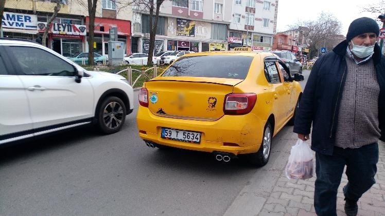 Tekirdağ Çorlu’da taksici, arabasına arkadan çarpan motosiklet sürücüsü yaralının arkadaşı olduğunu görünce şoke oldu. Olay, Şeyh Sinan Mahallesi ...