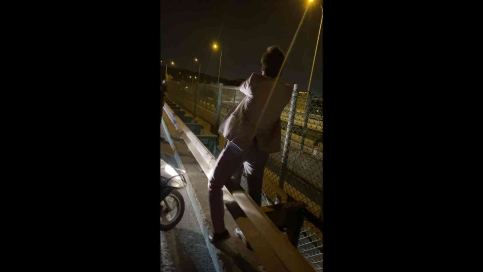 Aracını viyadüğe sürdü, başarılı olamayınca atlayarak intihar etti Beykoz’da aracıyla kendisini viyadükten aşağı atmaya çalışan şahıs başarılı olamayınca araçtan inerek intihar etti. Dehşete düşüren o anlar ise ...